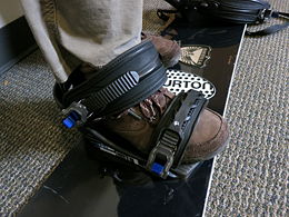 Fig. 5: Insert boot and tighten both straps
