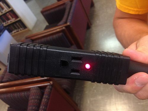 4. Red indicator light shows that outlet block is receiving electrical power.
