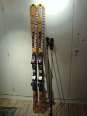 Alpine downhill skis